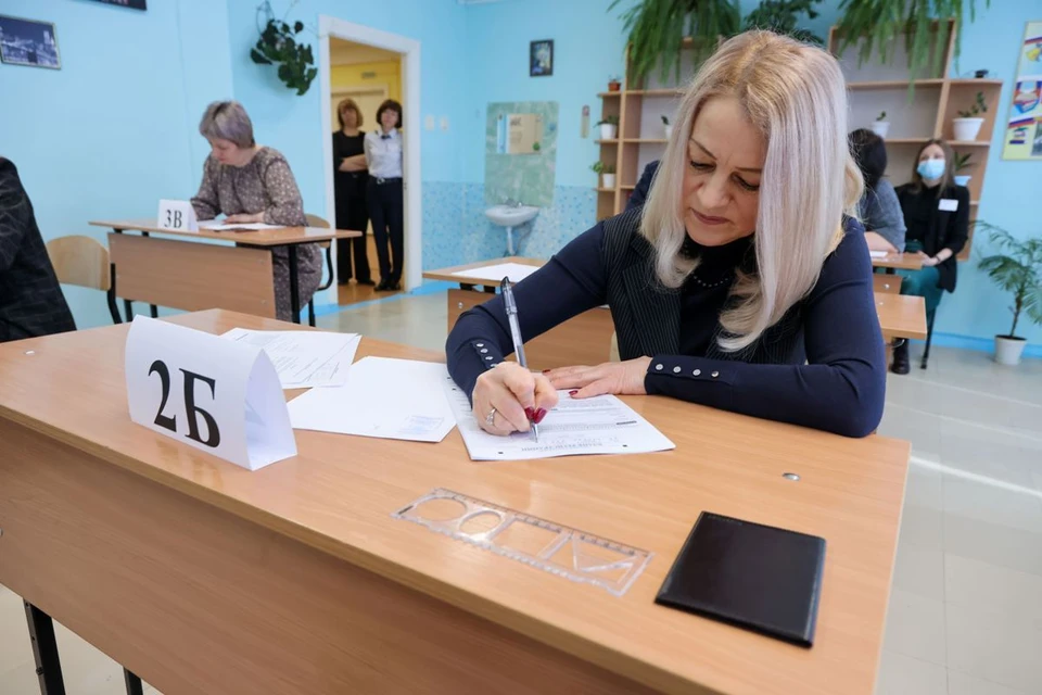 Министр образования Красноярского края написала ЕГЭ по математике вместе с родителями выпускников. Фото: ЧЕРНЫХ Александр/krskstate.ru