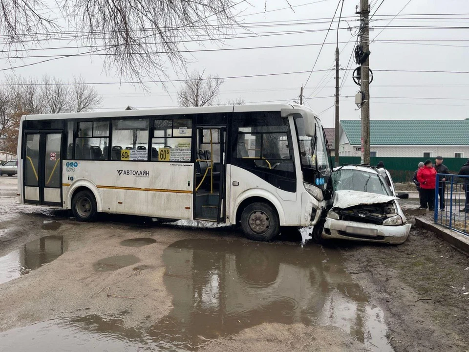 Совершая разворот, "Лада" не предоставила преимущество встречному автобусу