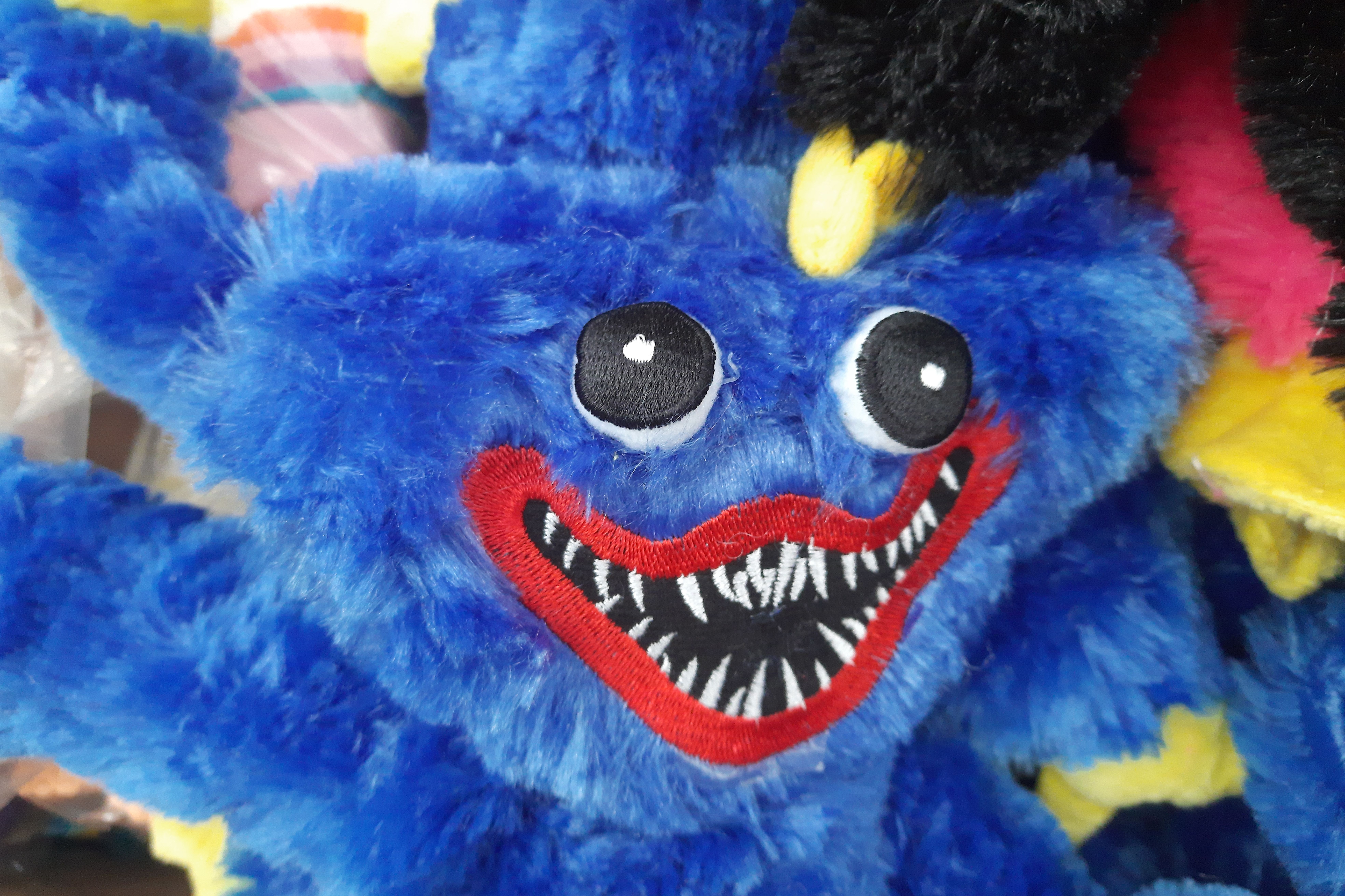Мягкая страшная игрушка с зубами синяя