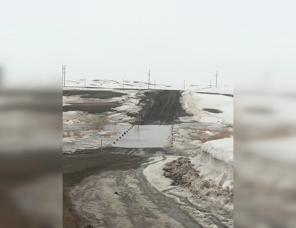 К некоторым поселкам после затопления мостов можно попасть только на лодках