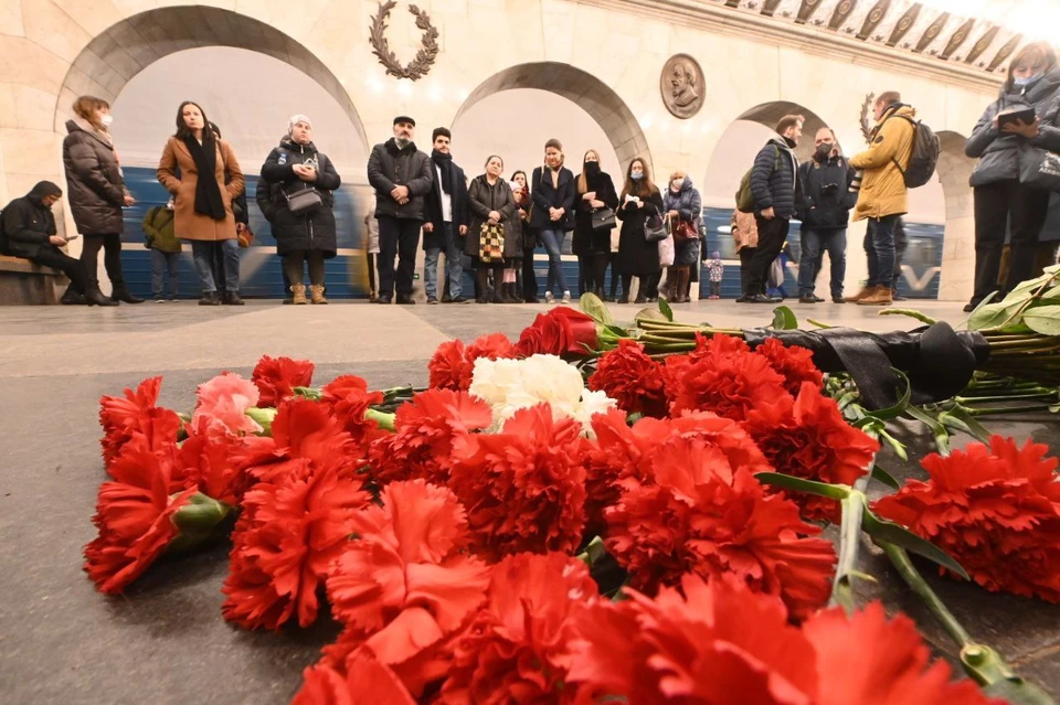 К мемориальной табличке сегодня несли цветы.