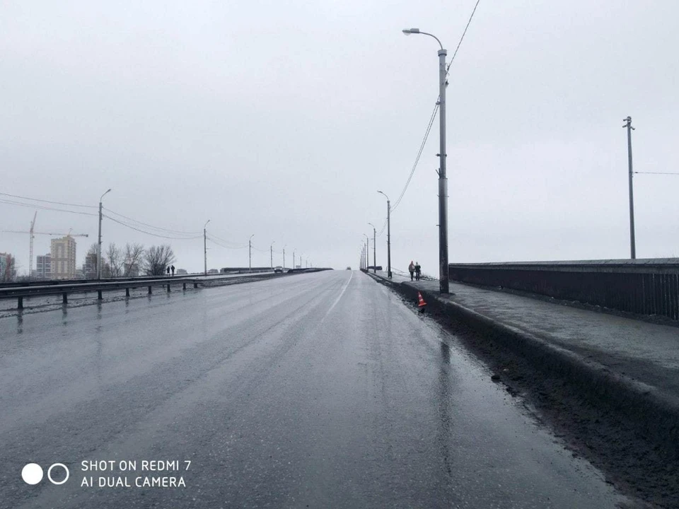 В Тюмени четверо молодых людей пострадали в машине, которая врезалась в столб.