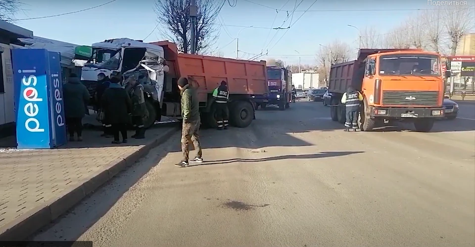 Оба грузовика двигались в одном направлении, но не смогли избежать столкновения. Фото: скрин видео УВД Могилевского облисполкома