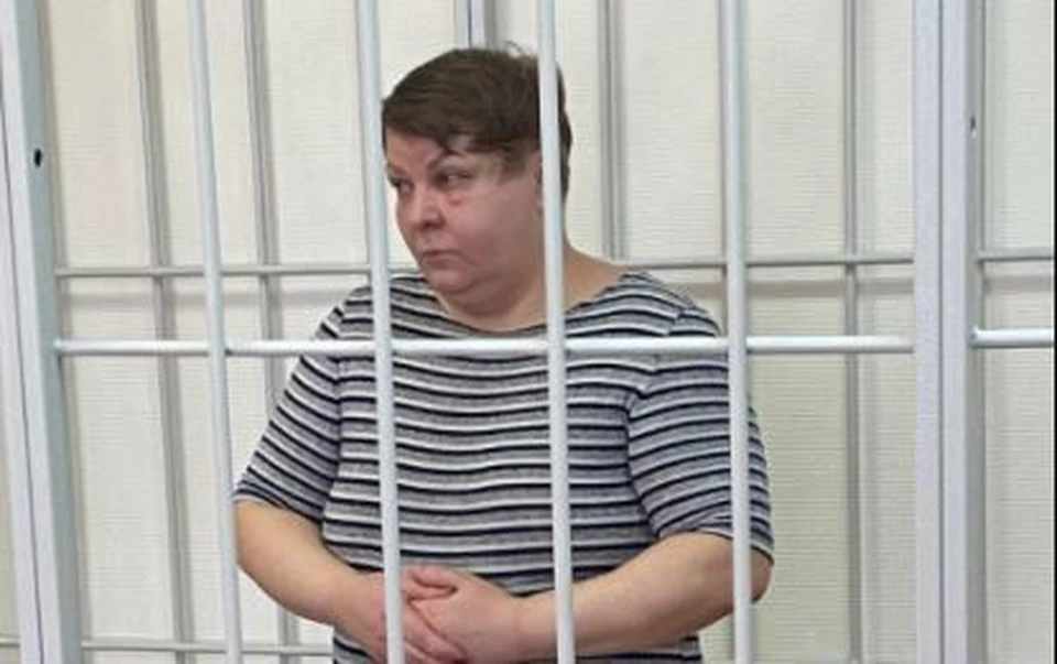 В Тюмени продавщица паленой водки, из-за употребления которой умерли люди, не признает вину.