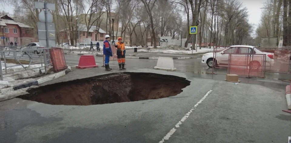 На месте работают сотрудники коммунальных служб. Фото: скриншот видео Евгения Щекина