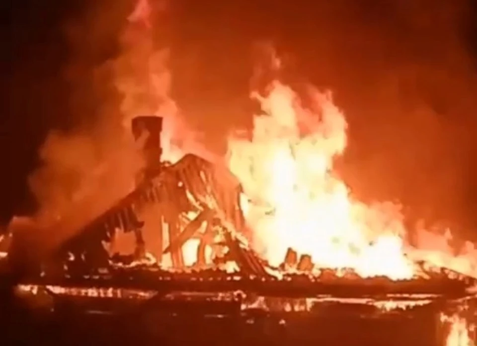 В Кузбассе случился пожар в частном доме. Фото:t.me/kemerovo001.