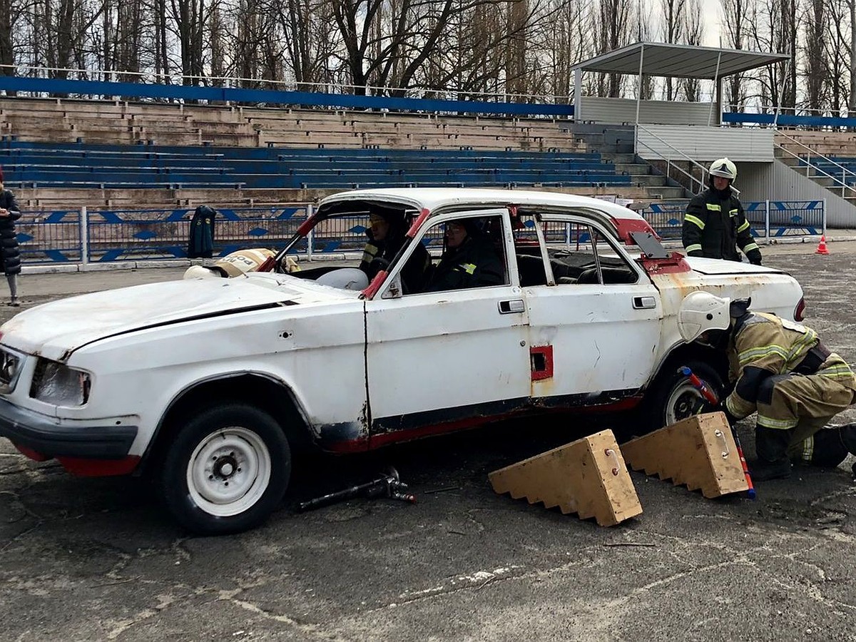 В Липецке спасатели вскрывали горящие машины и вытаскивали пассажиров -  KP.RU