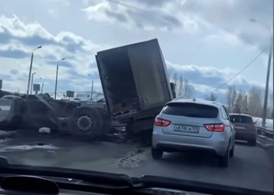 Дтп пермь екатеринбург сегодня с фурой фото На трассе Пермь-Екатеринбург у грузовика оторвались колеса - KP.RU