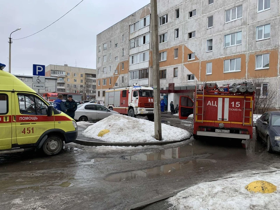 В пожаре на тюменской Лесобазе погиб мужчина, трое спасены.