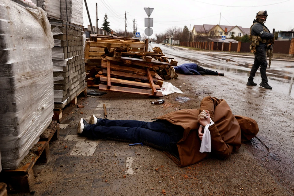 Украинская сторона, а вместе с ней и иностранные журналисты уверяют нас, что тела лежали на улице, то есть на открытом воздухе с 11 марта