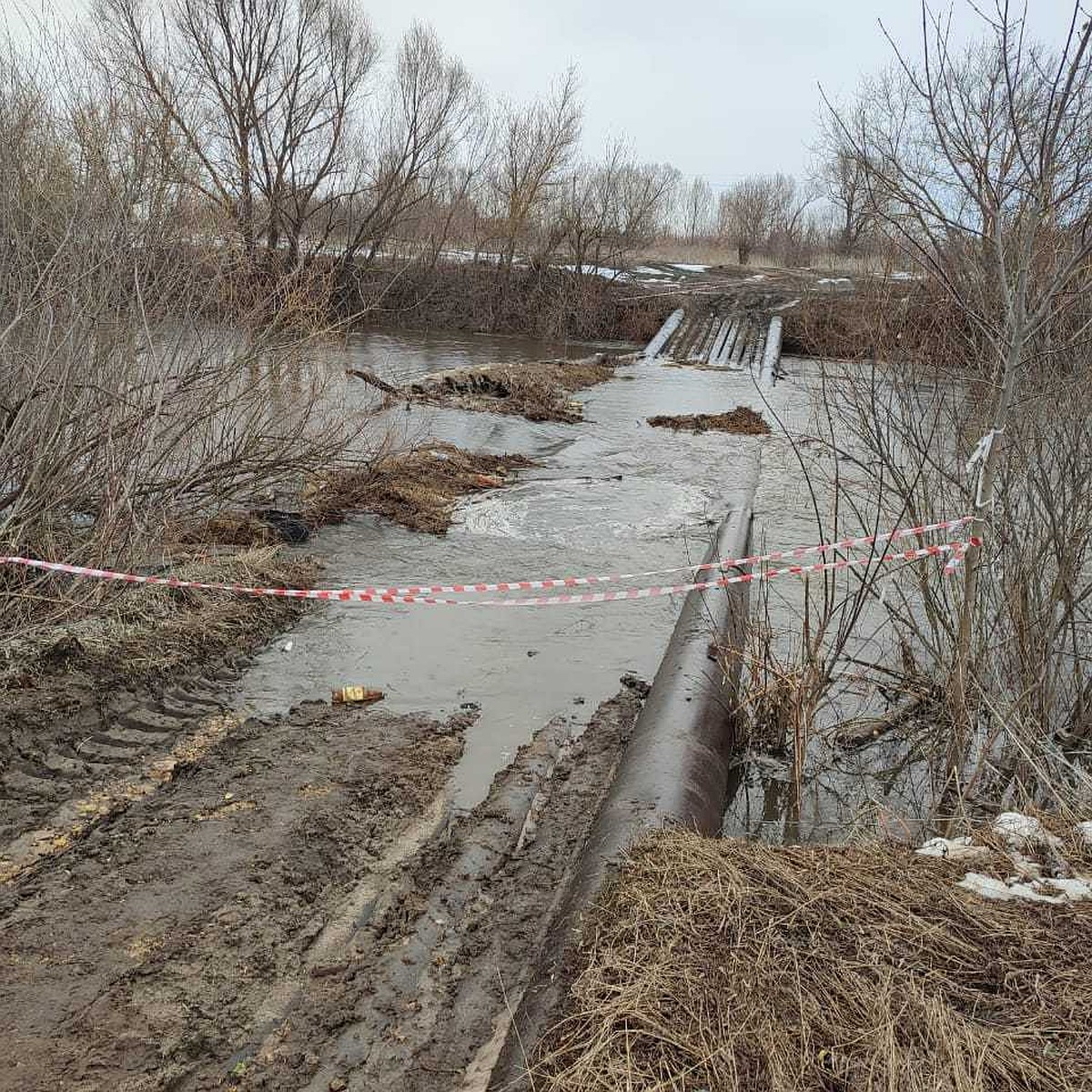 Автомобильный мост через Алатырь затопило в Нижегородской области - KP.RU