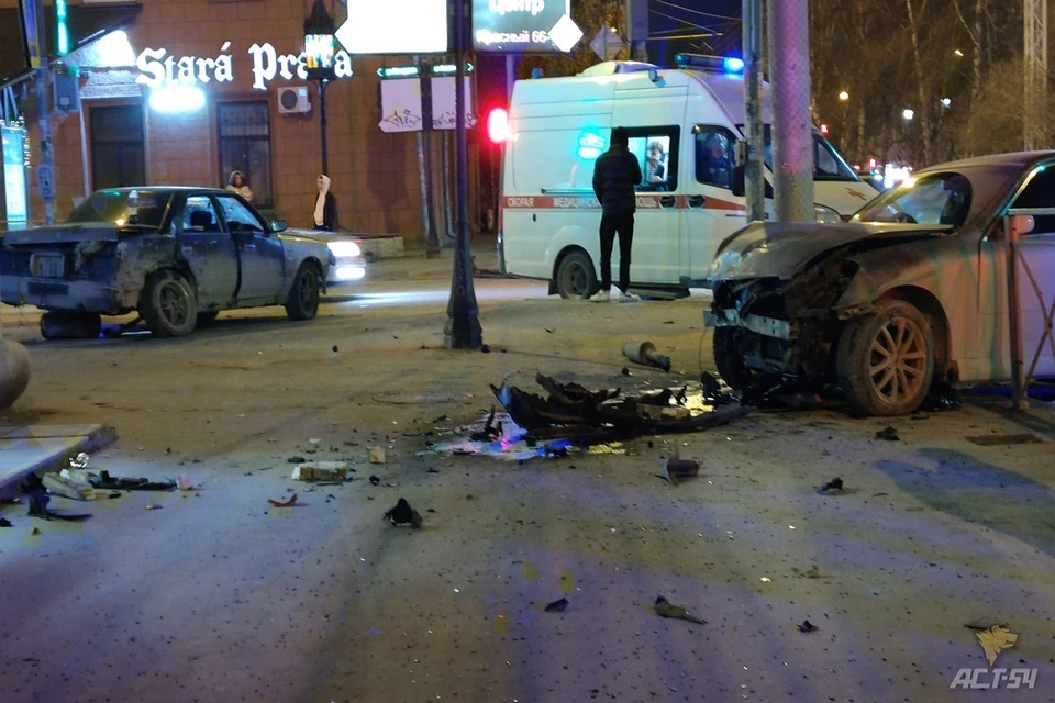 В Новосибирске на Красном проспекте две иномарки вылетели на тротуар после жесткого столкновения. Фото: "АСТ-54".