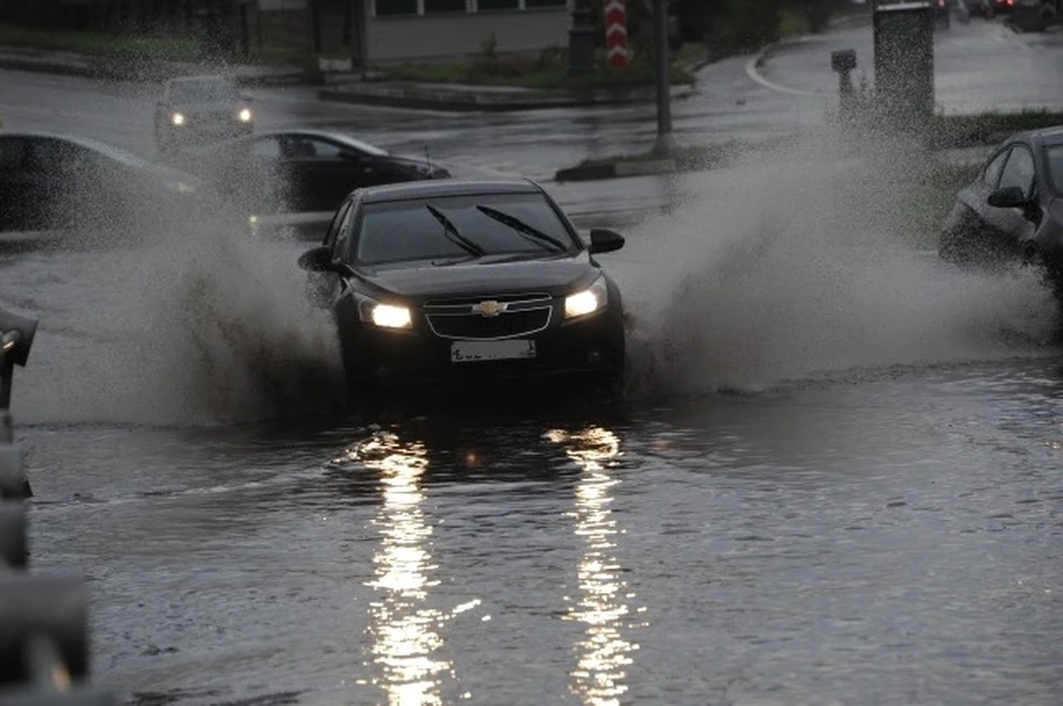 В Темкинском районе вода заблокировала дорогу.