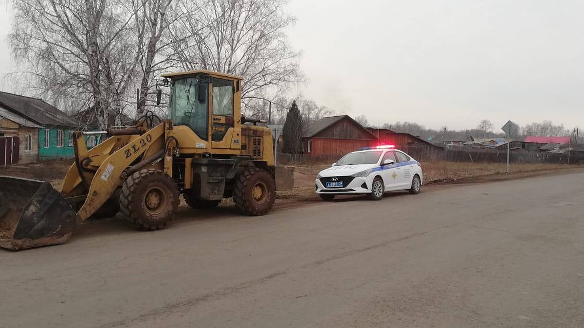 Соседи злые, сдали»: в Красноярском крае мужчина посадил 9-летнего сына за  руль трактора - KP.RU