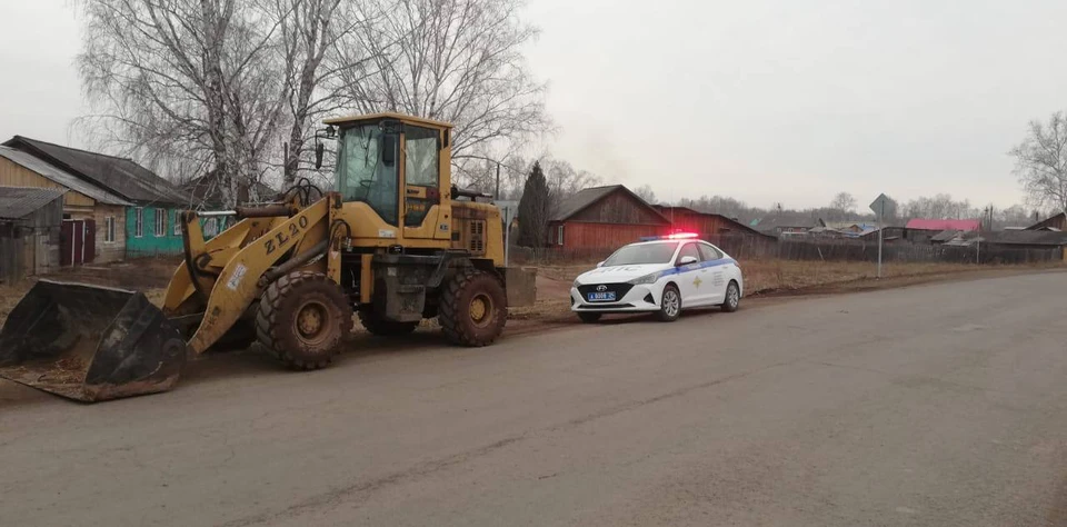 В Красноярском крае мужчина посадил за руль спецтехники 9-летнего сына. Фото: МВД по Красноярскому краю