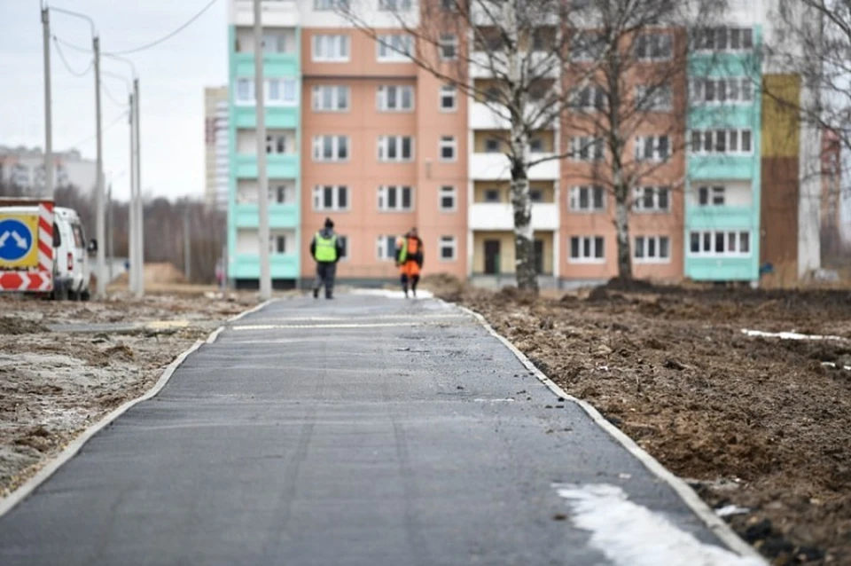 На только что отремонтированном тротуаре пошли волны и трещины.