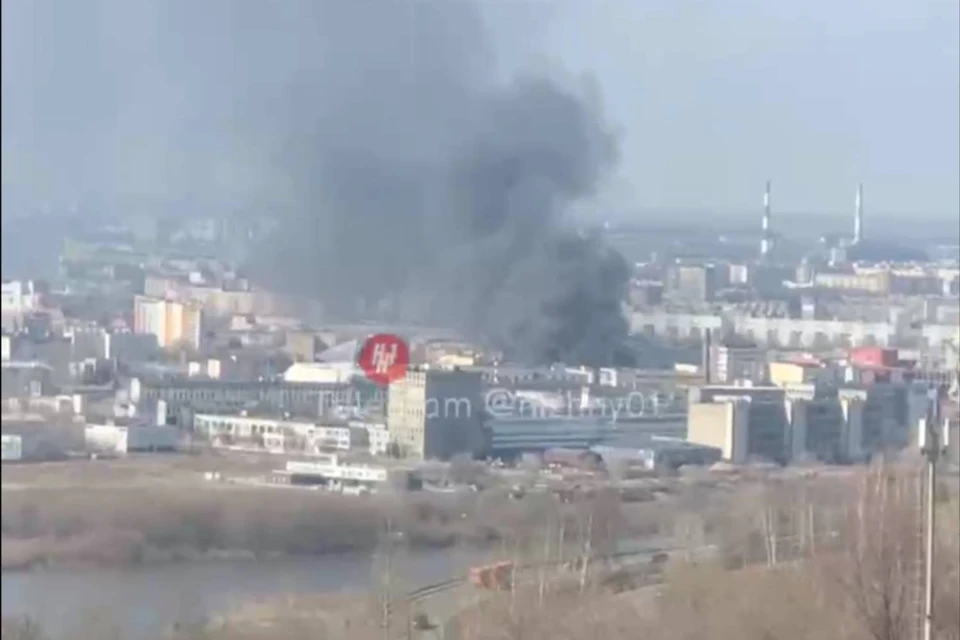 Пожар тушат 7 единиц техники и 20 человек личного состава. Фото: скрин из видео. Источник: канал "Нижний №1"