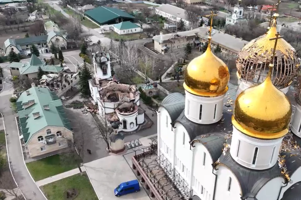Украинские боевики целенаправленно обстреливают монастырь в освобожденном Никольском. Фото: Скрин видео Народной милиции