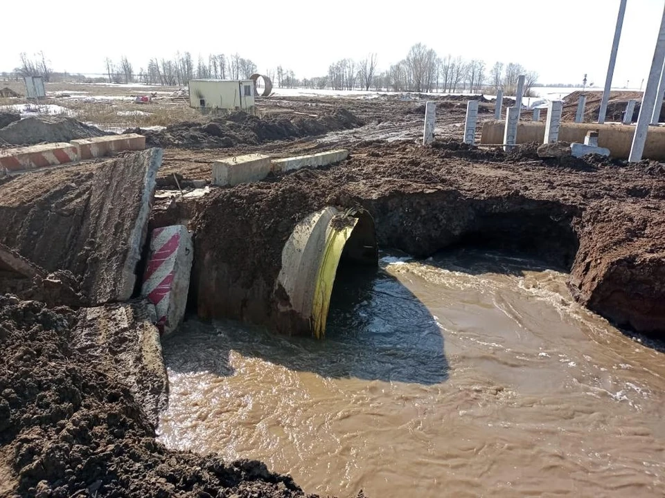 В Можгинском районе Удмуртии паводковые воды размыли основание насыпи временного перехода через реку Сунда. Фото: Миндортранс УР