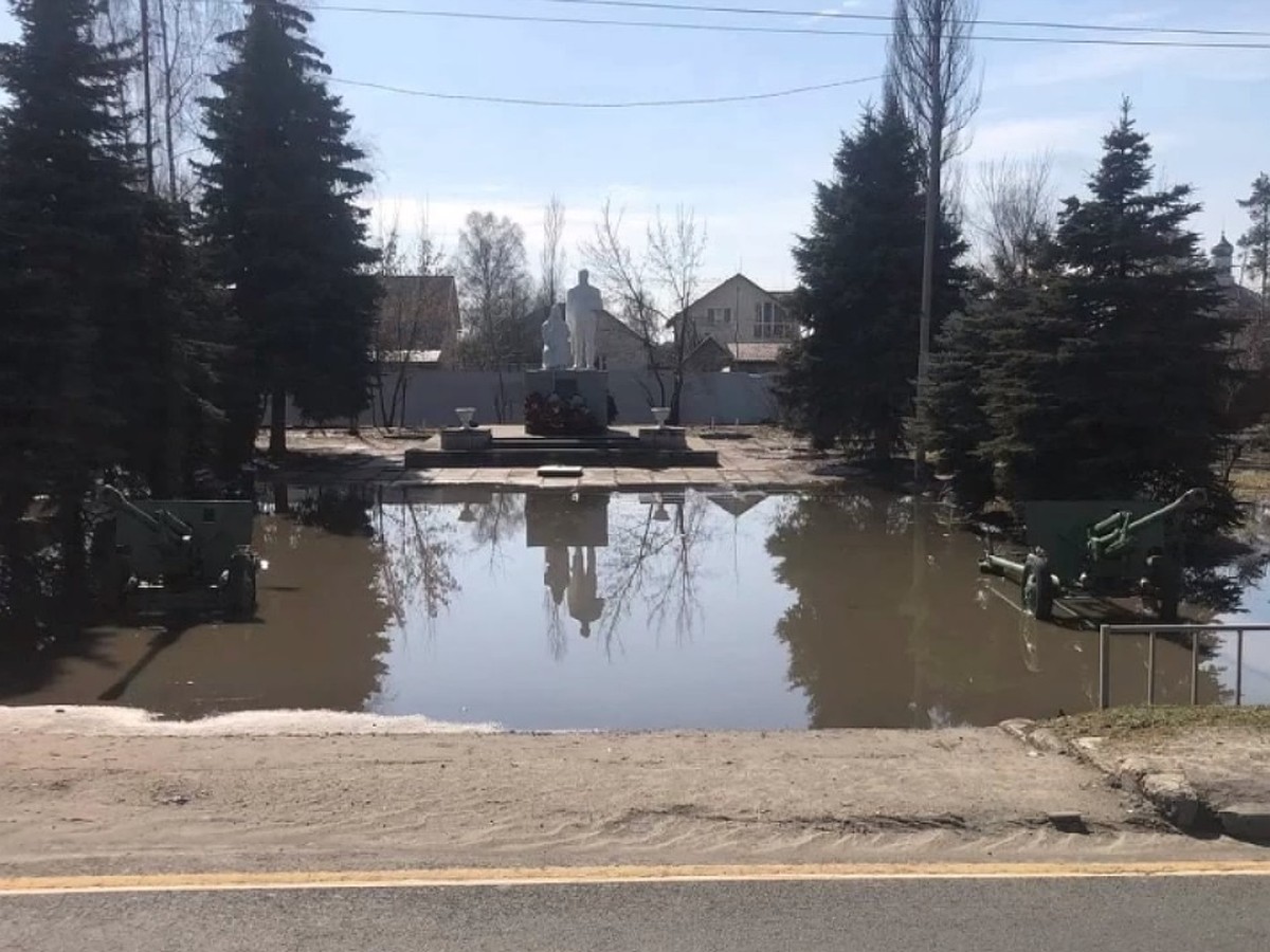 В Покрове вода затопила площадь у воинского мемориала «Скорбящая мать» -  KP.RU