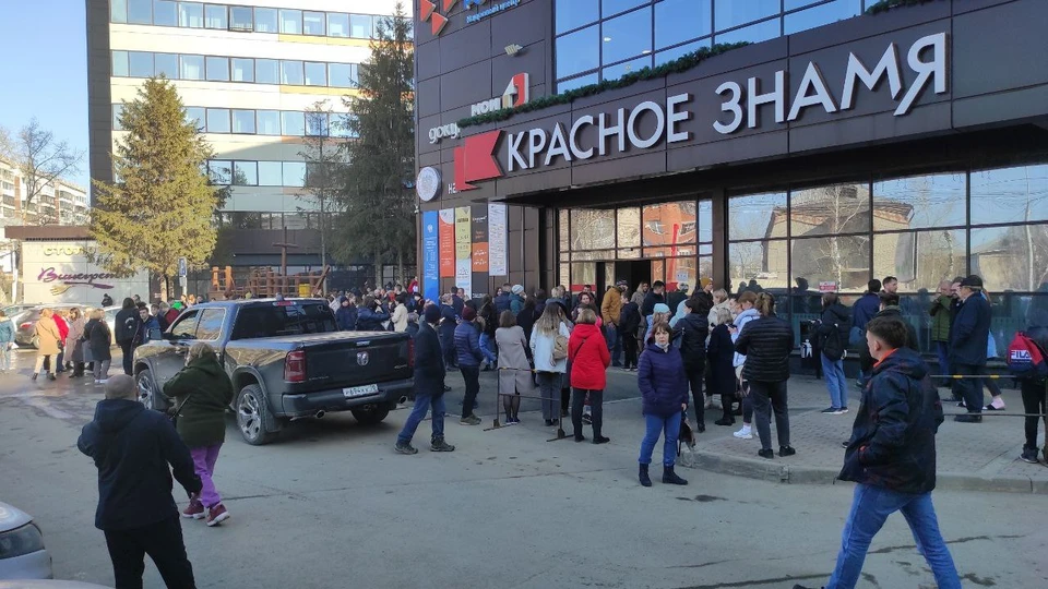 Люди провели около несколько минут на улице, после чего вернулись в помещения. Фото: Андрей Матвеев