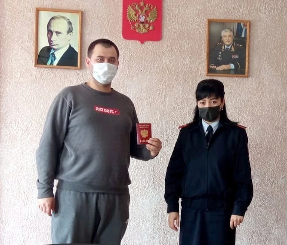 Астраханцу вручили новый паспорт гражданина Российской Федерации, а также выдали новый заграничный паспорт