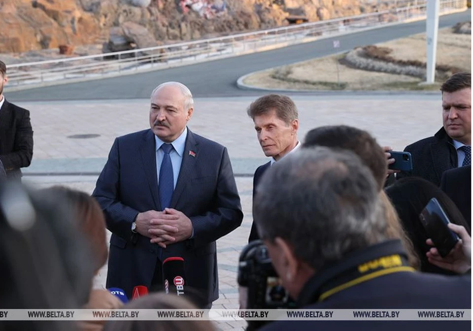 Александр Лукашенко и Олег Кожемяко общаются с журналистами. Фото: belta.by