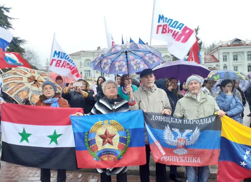 Митинг посетили первые лица города, севастопольские организации, творческие коллективы и жители города-героя. Фото: Анастасия Стародубская.