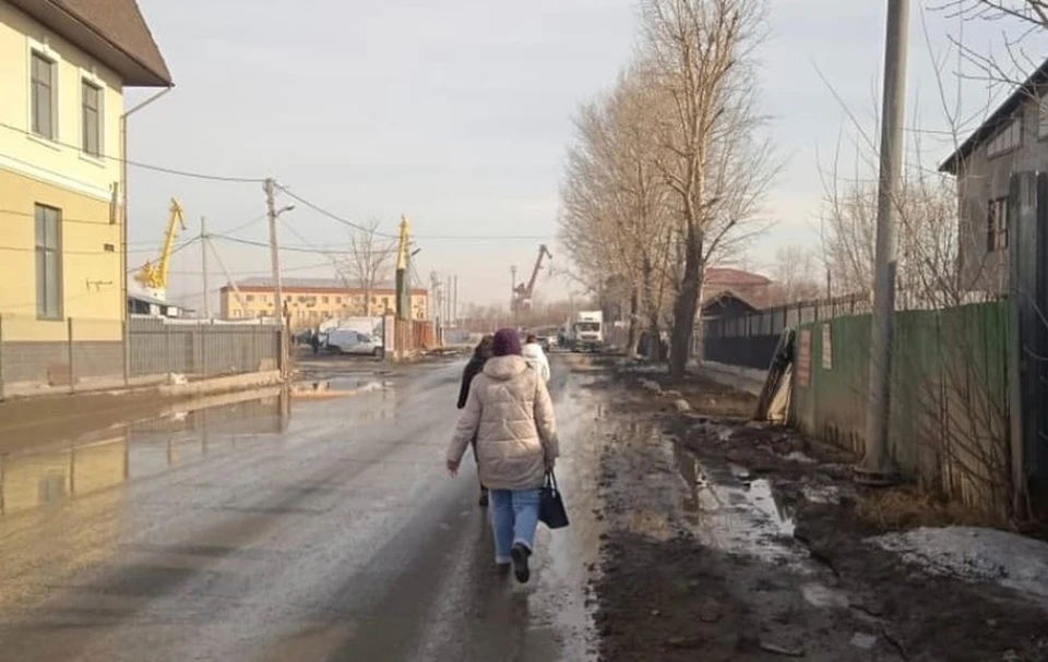 Тюменцы просят построить тротуар вдоль улицы Западной.