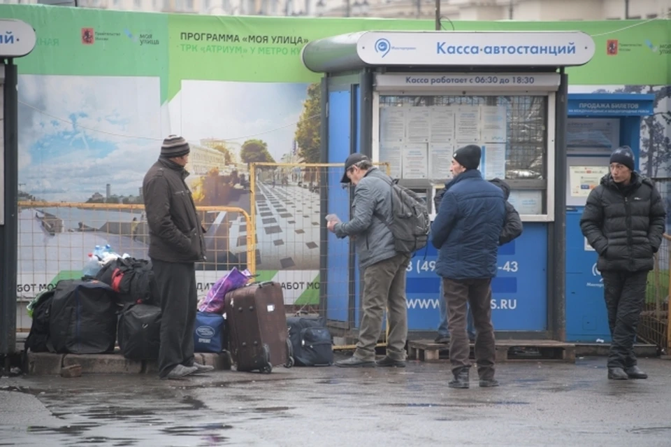 Людям приходилось дожидаться своего автобуса под открытым небом в морозные дни
