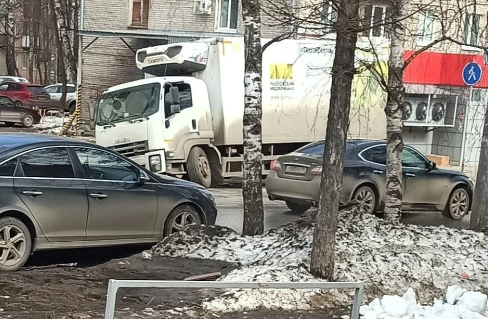 Грузовик провалился под асфальт в городке Металлургов в Ижевске. Фото: Мария Ананина,vk.com/udmurtiya18rus