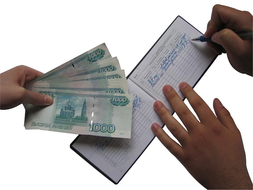 Доцент, даже уволившись из университета, продолжал брать взятки у студентов.