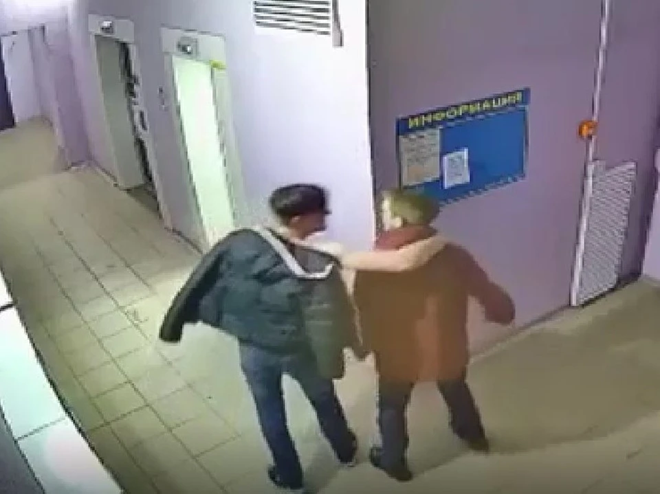 На видео заметно, что один из злоумышленников явно навеселе. Фото: стоп-кадр с камеры видеонаблюдения