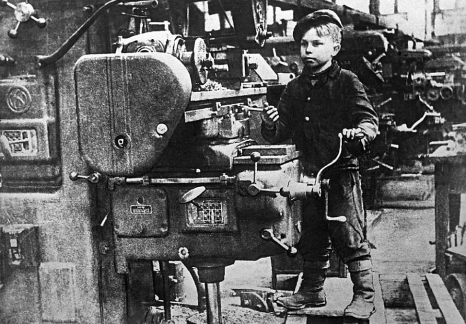 Фото: Фотография пермского 12-летнего фрезеровщика Вали Кускакина в военные годы обошла все газеты страны. музей АО "Пермские моторы.