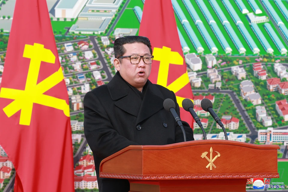 Уважаемый товарищ Ким Чен Ын выступил с воодушевленной речью и лично взял первую лопату Фото: предоставлено рекламодателем