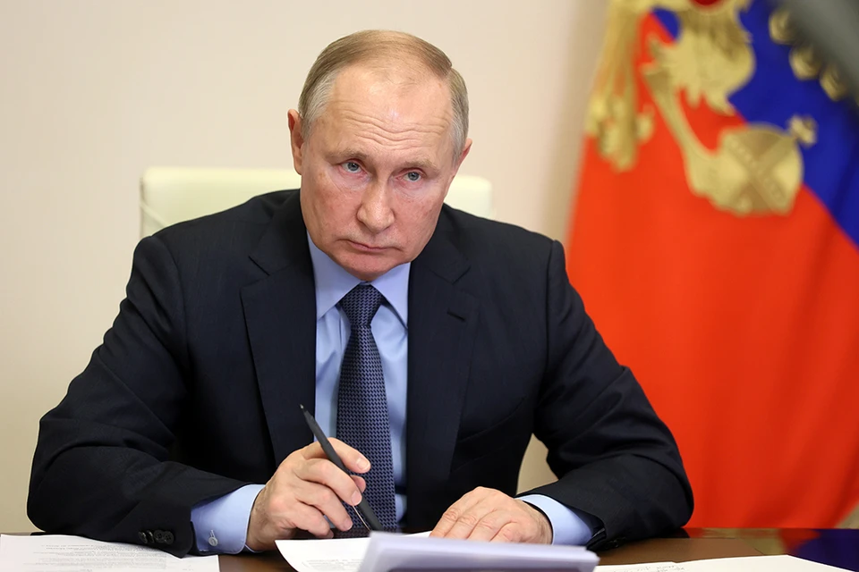Владимир Путин проводит совещание по экономическим вопросам 18 апреля 2022 года.