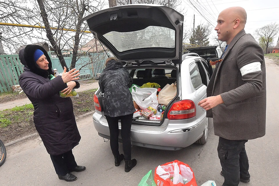 Известный журналист Грэм Филлипс вновь приехал на Донбасс, на сей раз - с гуманитарной миссией.