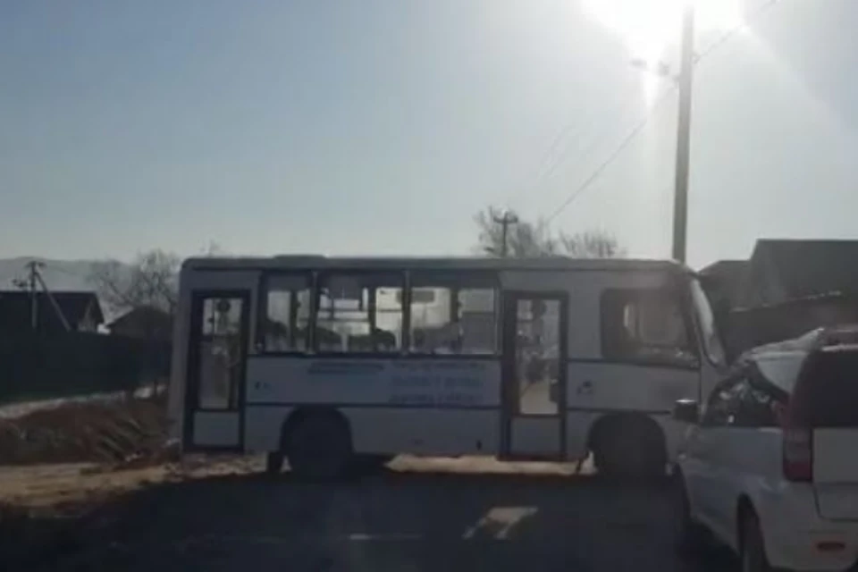 Две маршрутки в Южно-Сахалинске перекрыли улицу. Фото: стоп-кадр видео
