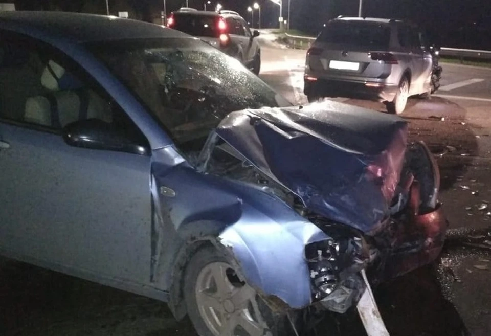 Водитель автомобиля «Чери» и его 42-летний пассажир получили телесные повреждения.