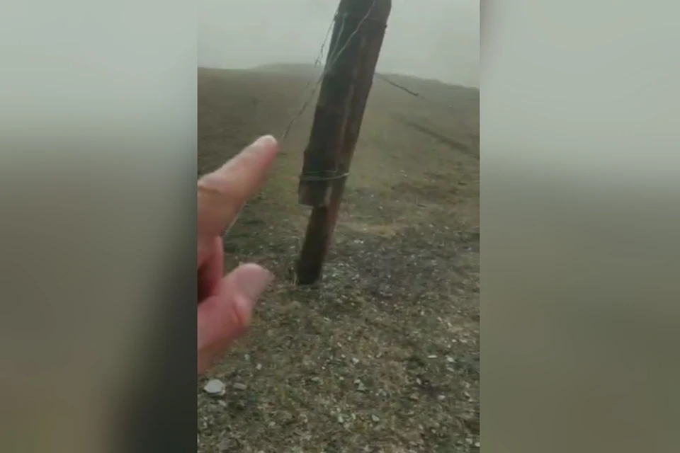 Опора, рухнувшая зимой, держится на привязи. Фото: скрин видео