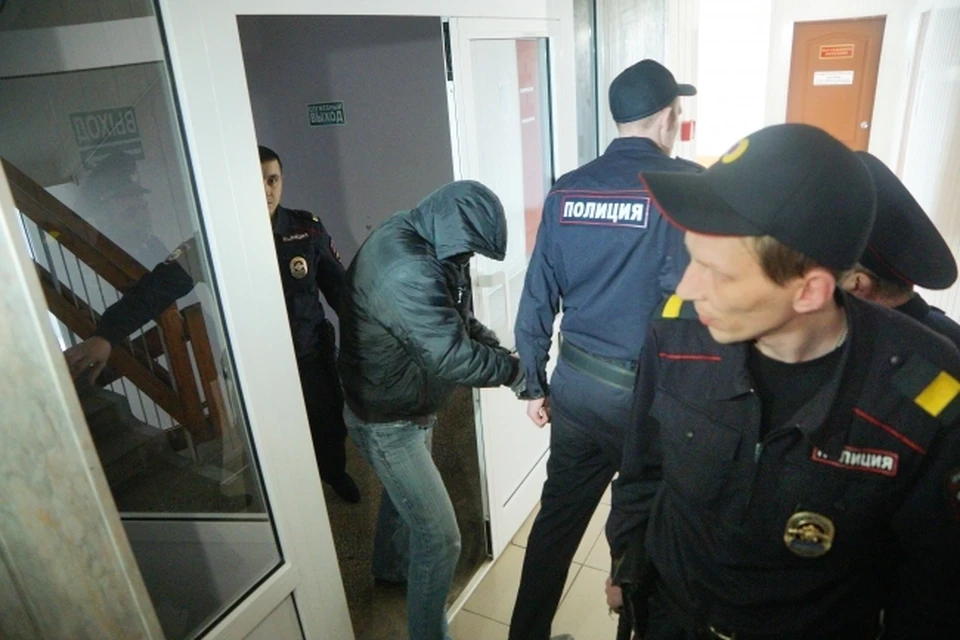 Мужчина пришел на территорию пилорамы, где ранее когда-то работал, и, воспользовавшись тем, что сторож спал, похитил бензопилу и канистру с 20 литрами дизельного топлива.