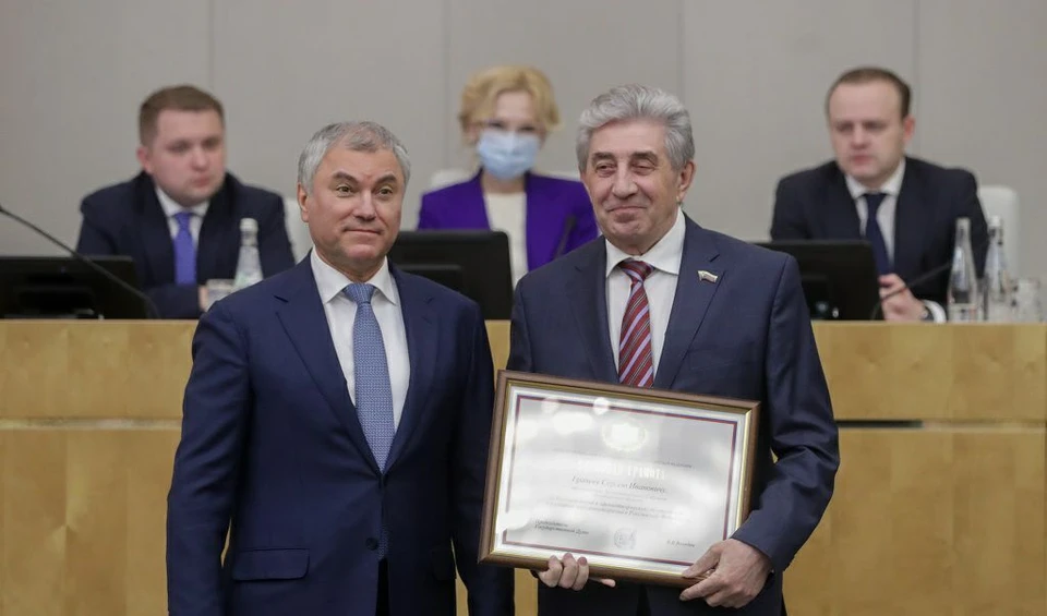 Грамоту Сергею Грачеву вручил спикер нижней палаты Федерального собрания России Вячеслав Володин