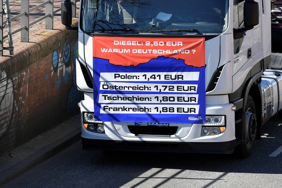 Протестный плакат против роста цен на топливо на грузовике в Германии.