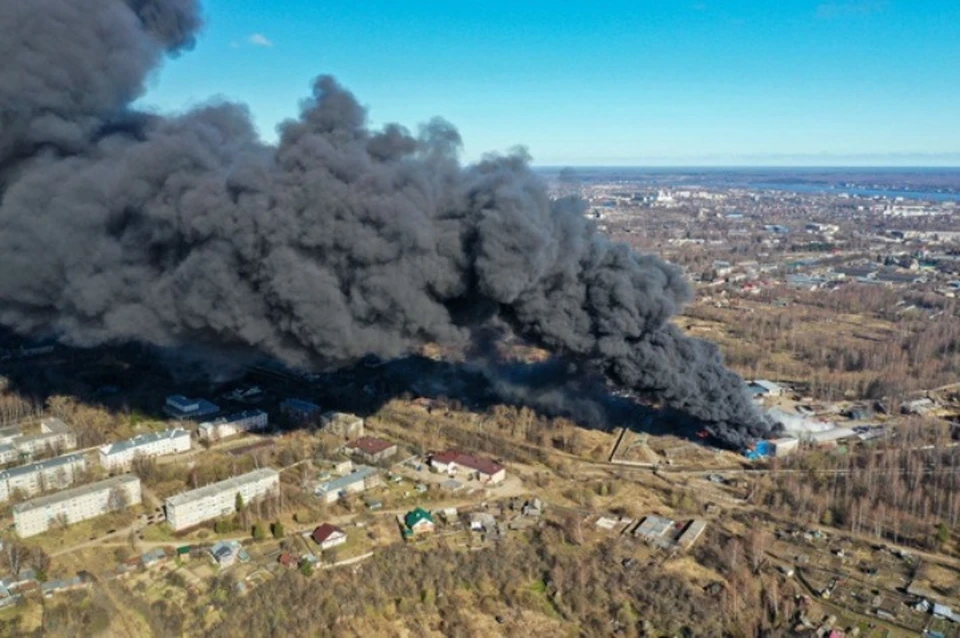 В Кинешме Ивановской области загорелся цех химического завода. ФОТО: Ксения Смелова