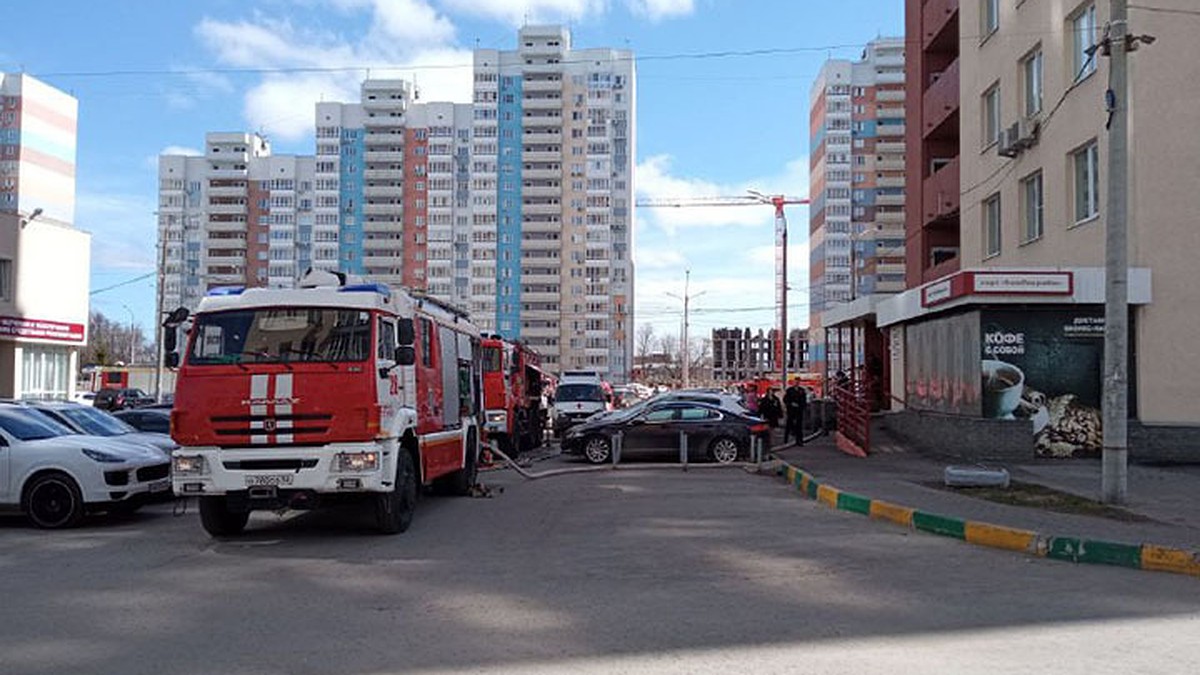 52 человека эвакуировали из горящей десятиэтажки в Нижнем Новгороде - KP.RU