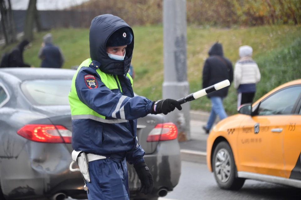В Кемерове сотрудники ГИБДД устроили погоню за водителем-бесправником.