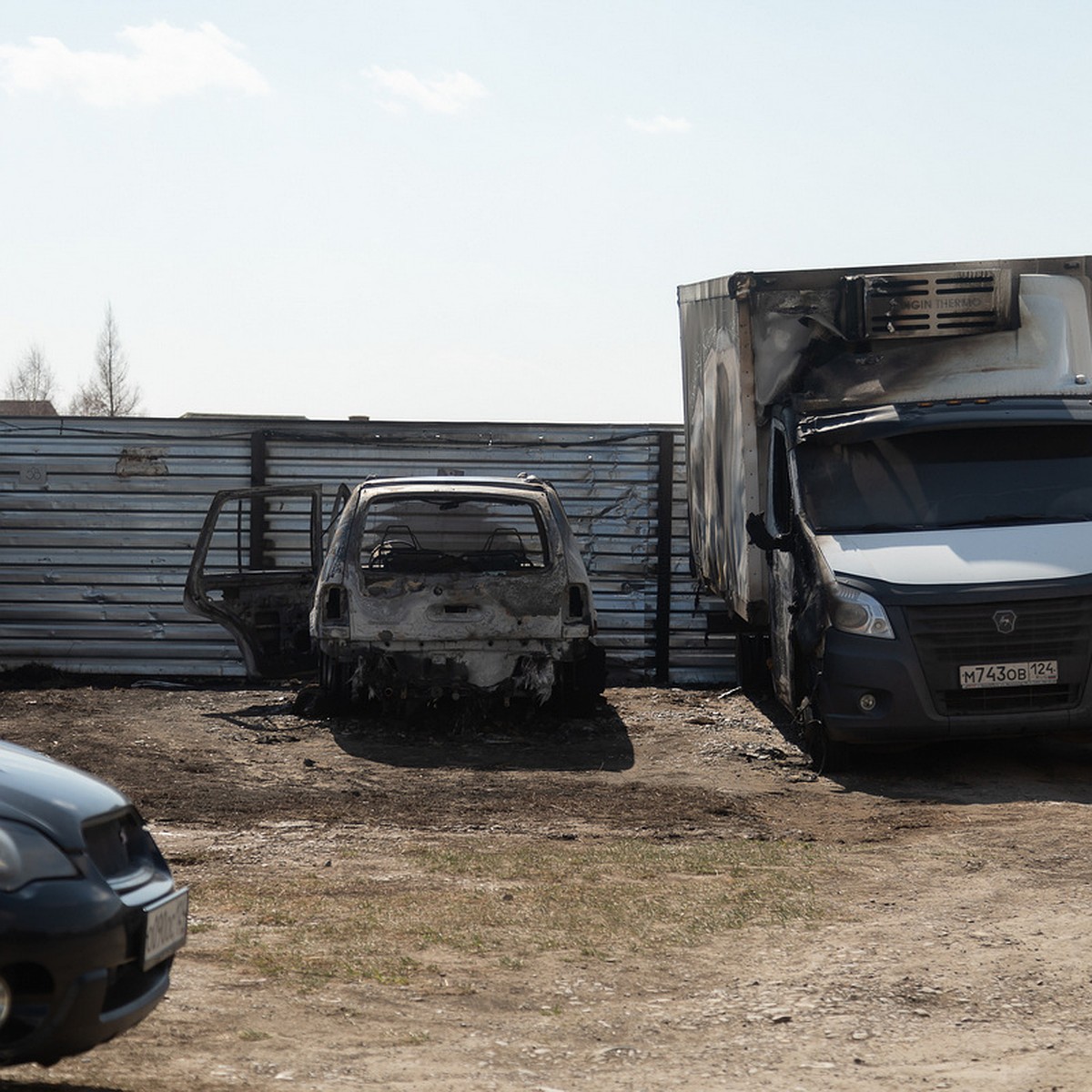 В Красноярске из-за подожженной сухой травы сгорели 4 автомобиля на  автостоянке - KP.RU