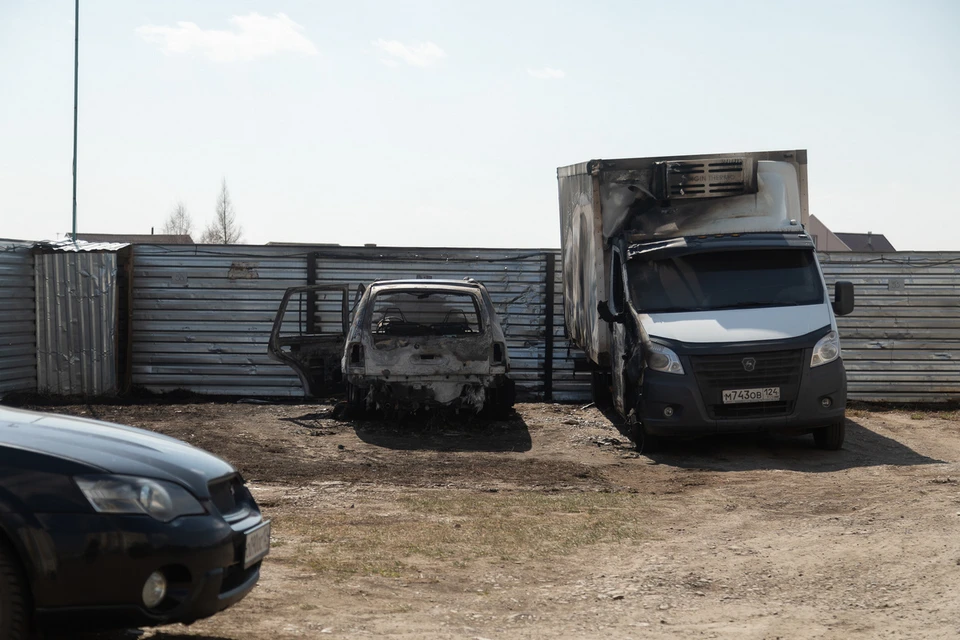 В Красноярске из-за подожженной сухой травы сгорели 4 автомобиля на автостоянке