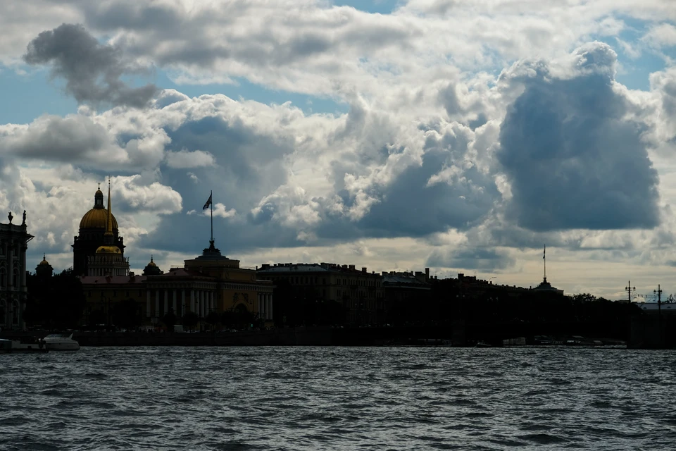 В Петербурге снова холодно и дождливо.