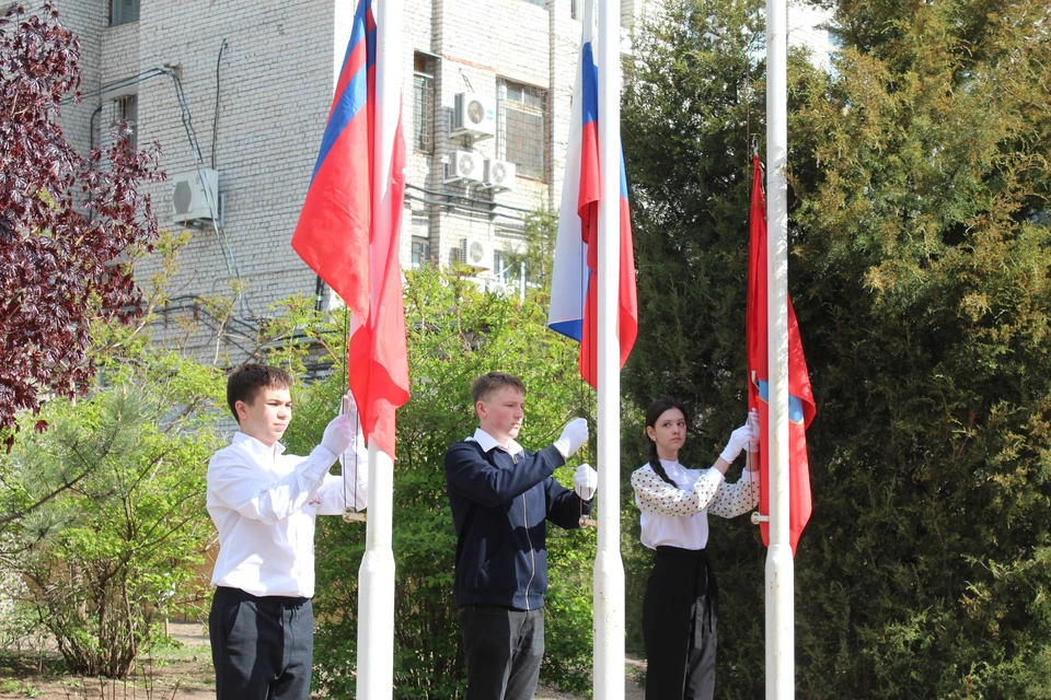 Теперь по утрам в школах дети будут поднимать флаги и петь гимн.